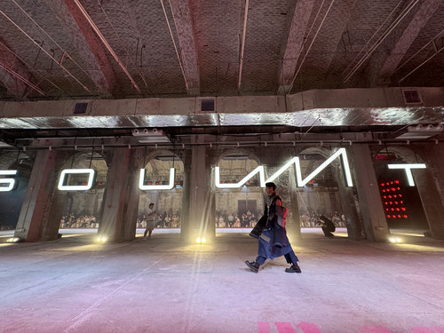 河北传媒学院服装大秀绽放织音1953时尚秀场